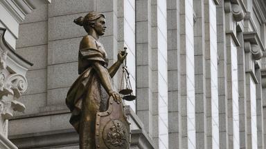 Eine Statue der Themis ist vor dem Gebäude des Obersten Gerichts Russlands in Moskau zu sehen. (Archiv)