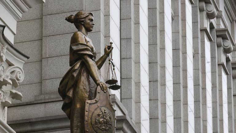 Eine Statue der Themis ist vor dem Gebäude des Obersten Gerichts Russlands in Moskau zu sehen. (Archiv)