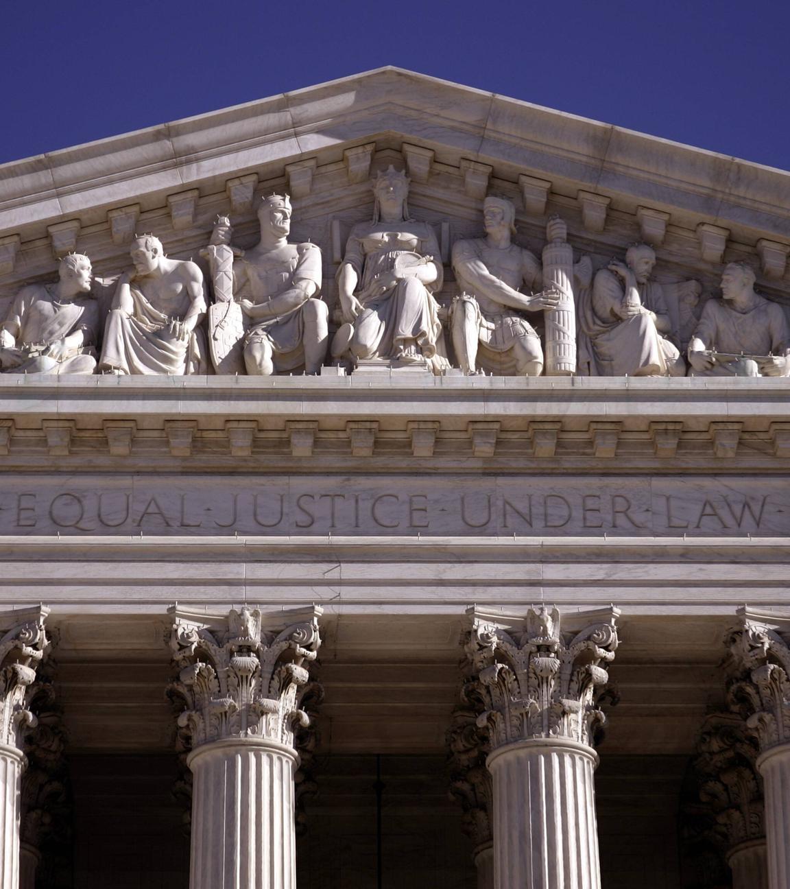 Portal des US Supreme Court in Washington D.C. mit dem Schriftzug "Equal Justice Under Law". 