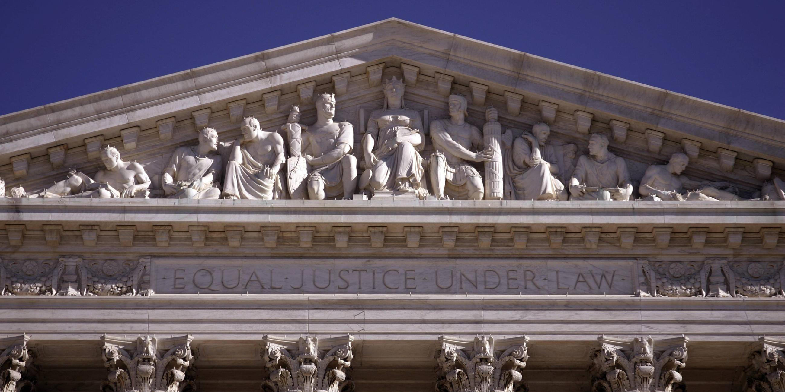 Portal des US Supreme Court in Washington D.C. mit dem Schriftzug "Equal Justice Under Law". 