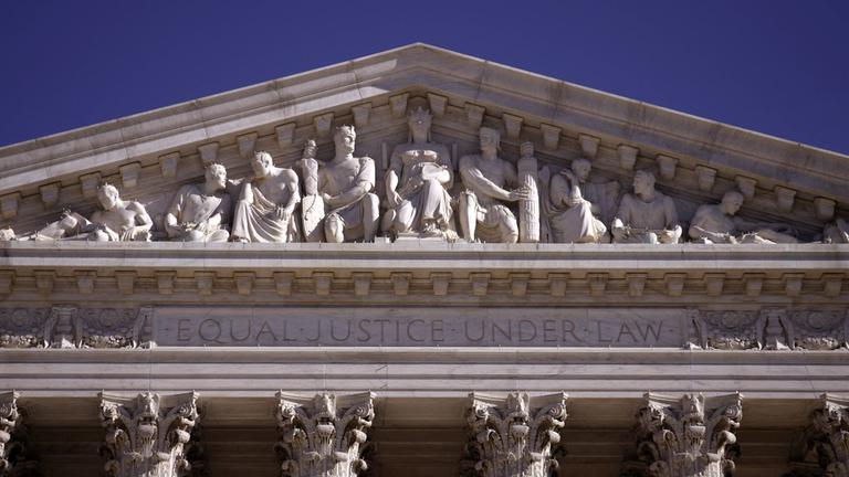 Portal des US Supreme Court in Washington D.C. mit dem Schriftzug "Equal Justice Under Law". 