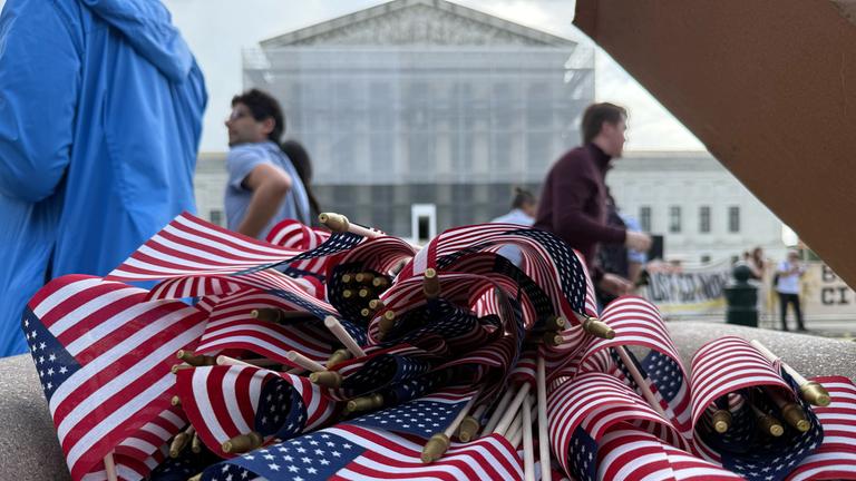 Kleine Flaggen der USA liegen vor dem Supreme Court, dem Obersten Gerichtshof der USA in Washington.