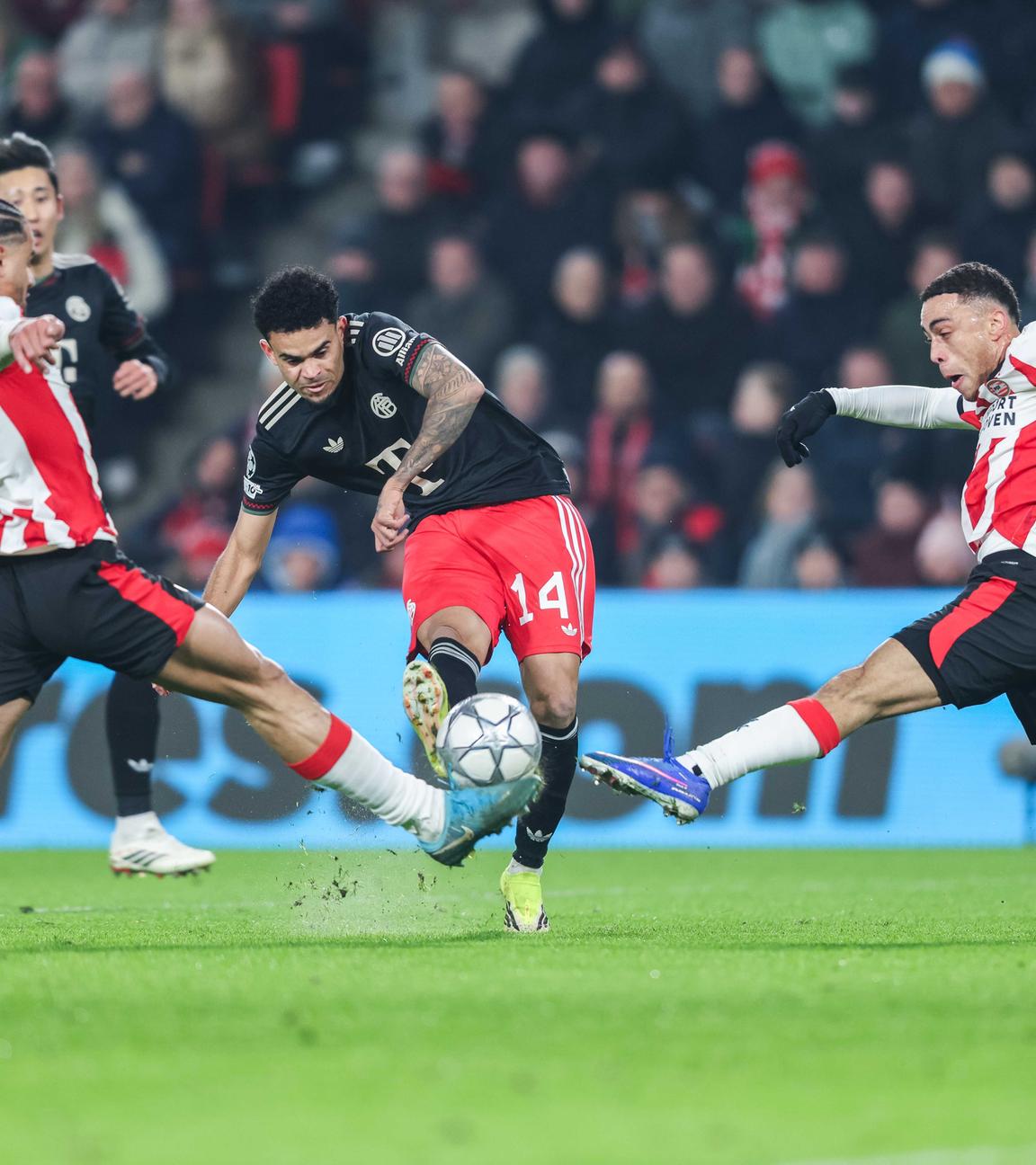 Armando Obispo, Luis Diaz und Sergino Dest am 28.02.2026 im Philips-Stadion in Eindhoven. 
