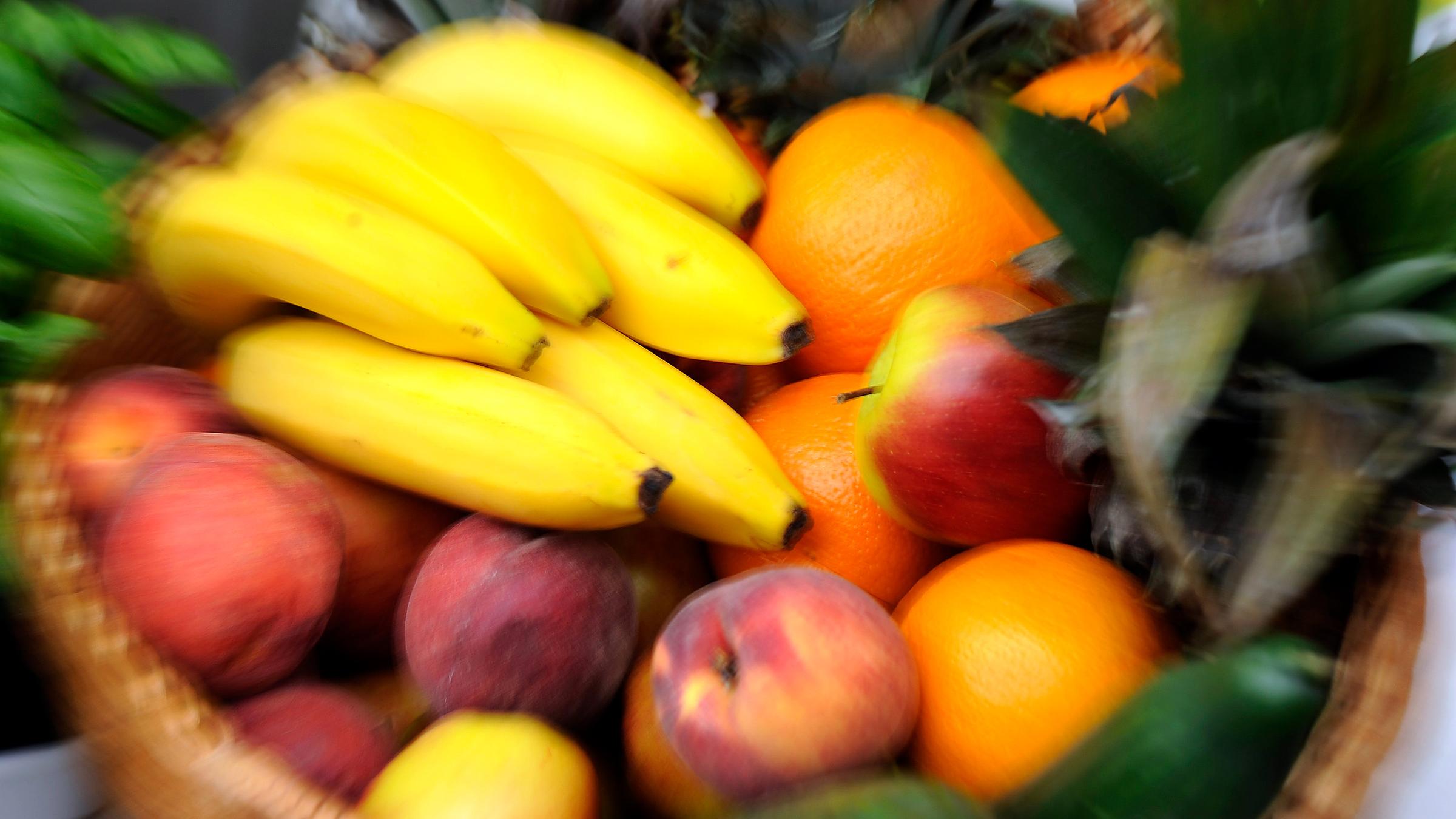 Ein Obstkorb mit Bananen, Äpfeln, Gurken, Orangen und Ananas, aufgenommen am 10.08.2013 beim «Vegan Street Day» in Dortmund (Nordrhein-Westfalen)