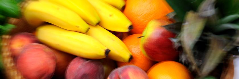 Ein Obstkorb mit Bananen, Äpfeln, Gurken, Orangen und Ananas, aufgenommen am 10.08.2013 beim «Vegan Street Day» in Dortmund (Nordrhein-Westfalen)
