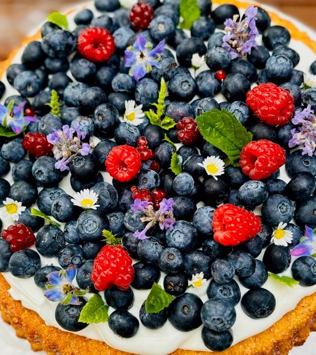Klassischer Obstkuchen mit Beeren