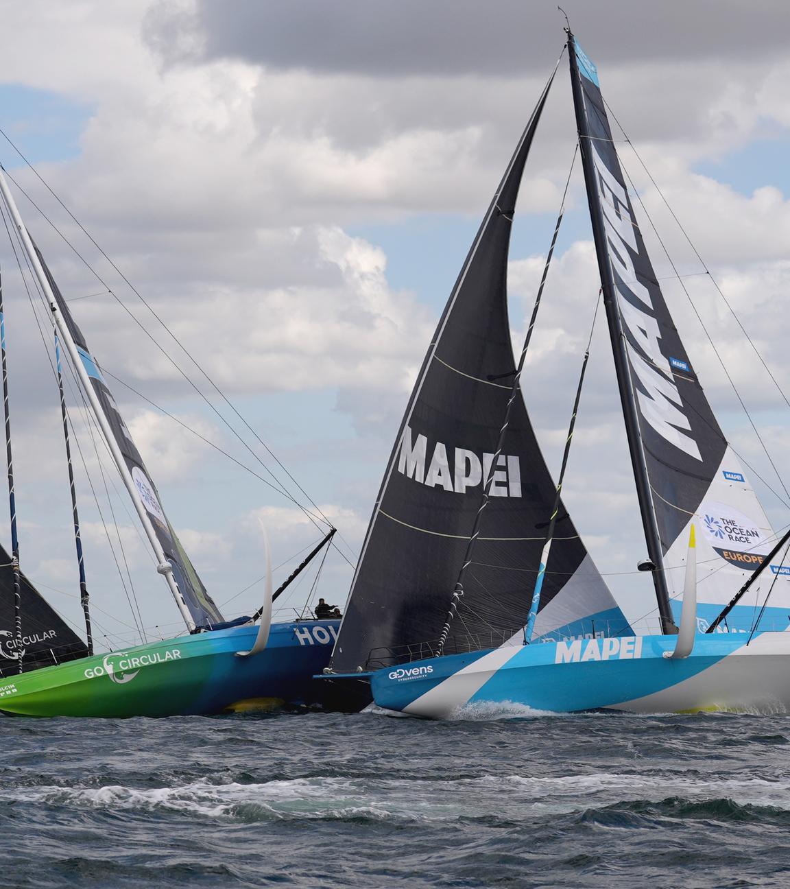 Die Rennyachten vom Team Holcim - PRB (l) und vom Team Allagrande Mapei Racing kollidieren kurz nach dem Start auf der Kieler Förde.