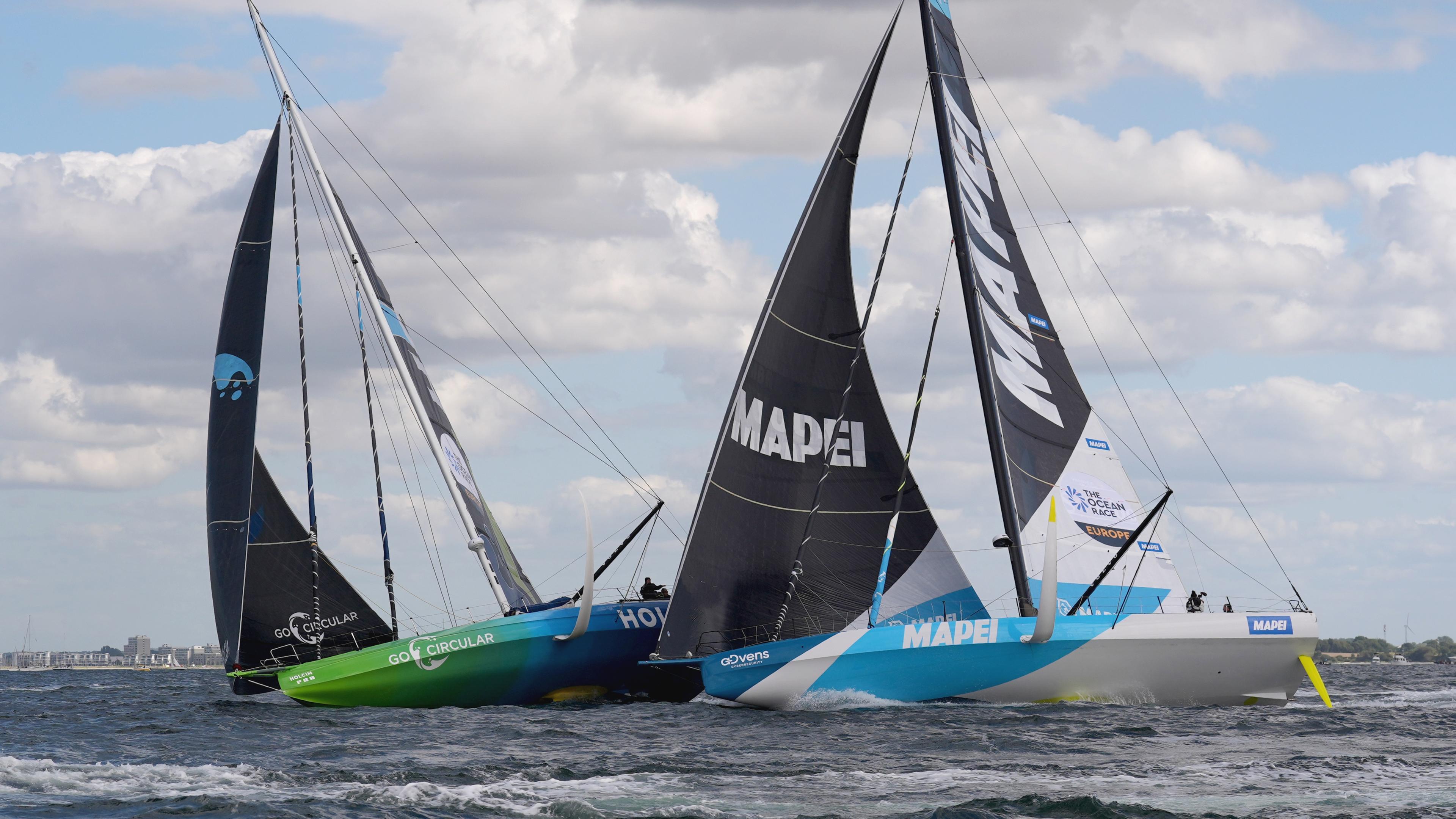 Die Rennyachten vom Team Holcim - PRB (l) und vom Team Allagrande Mapei Racing kollidieren kurz nach dem Start auf der Kieler Förde.