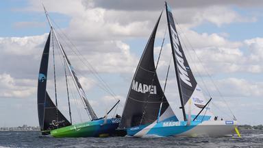 Die Rennyachten vom Team Holcim - PRB (l) und vom Team Allagrande Mapei Racing kollidieren kurz nach dem Start auf der Kieler Förde.