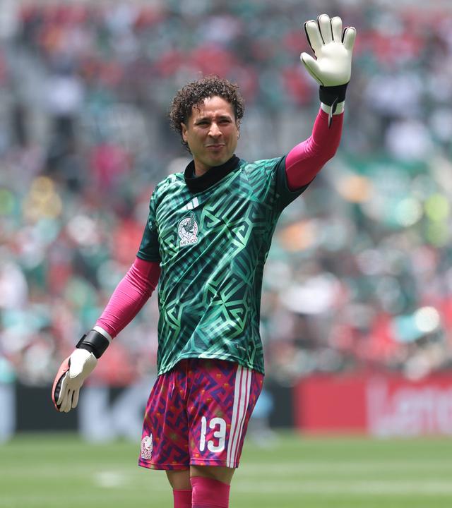 Guillermo Ochoa hebt den linken Arm und winkt.