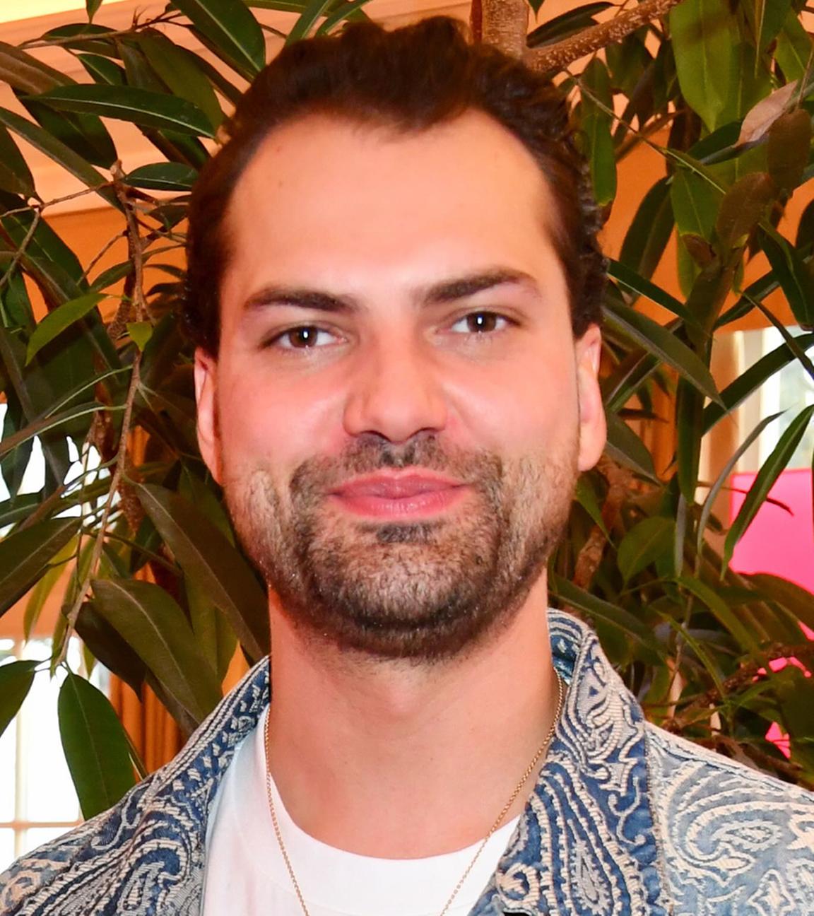 Schauspieler Jimi Blue Ochsenknecht vor einer Pflanze