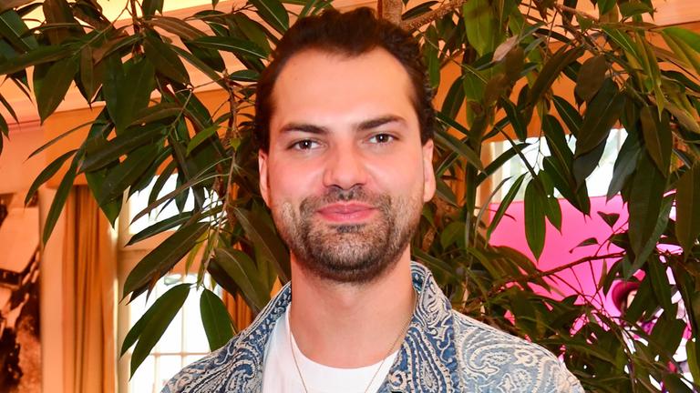 Schauspieler Jimi Blue Ochsenknecht vor einer Pflanze