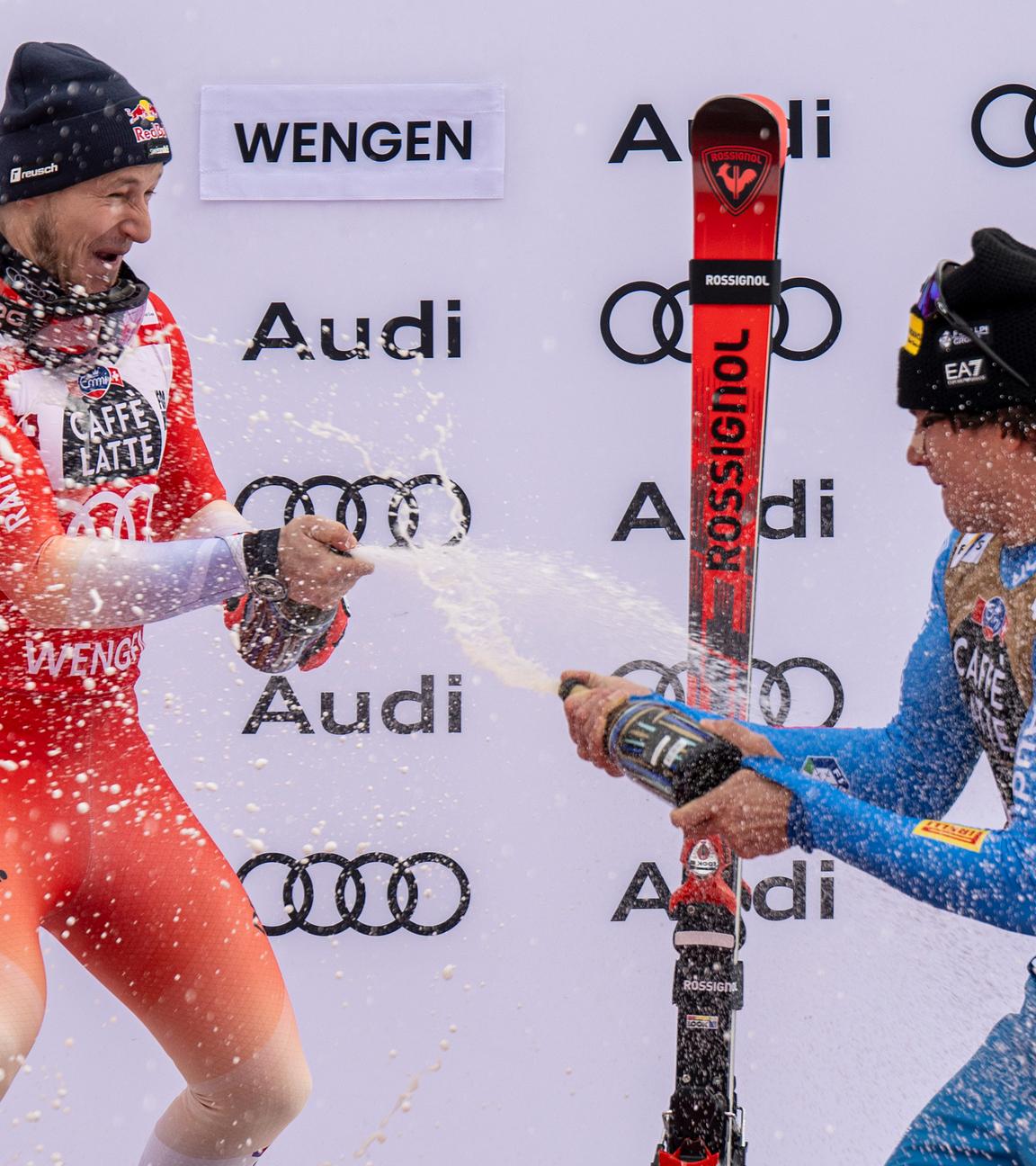 Marco Odermatt (Schweiz, Sieger, links) und Giovanni Franzoni (Italien, Dritter) reagieren im Zielbereich während der Herren-Abfahrt beim FIS Skiweltcup in Wengen, Schweiz, am Samstag, den 17. Januar 2026. 