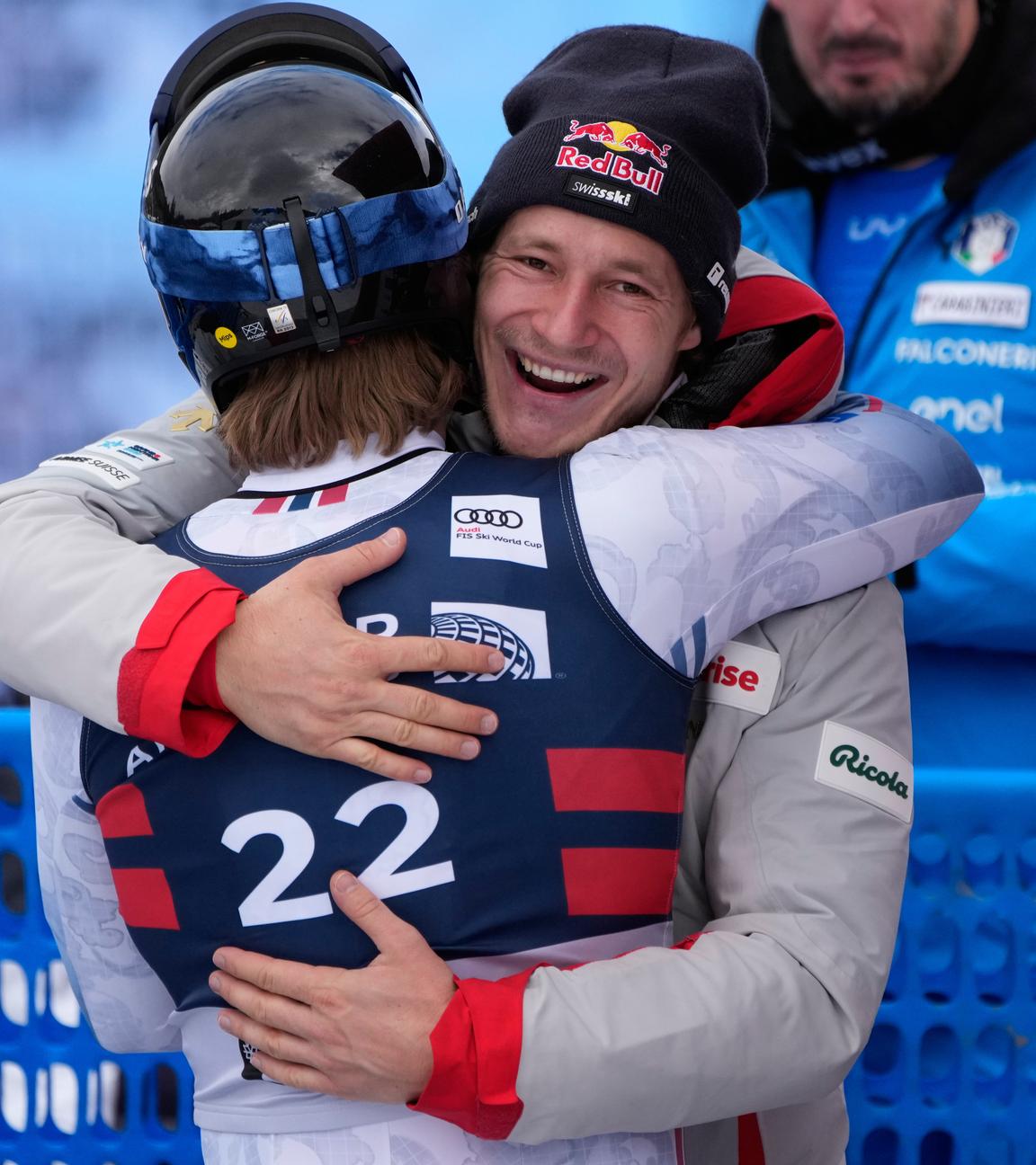 Marco Odermatt umarmt Skirennläufer Aleksander Aamodt Kilde
