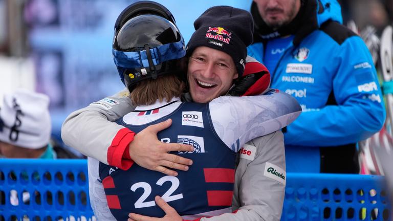 Marco Odermatt umarmt Skirennläufer Aleksander Aamodt Kilde