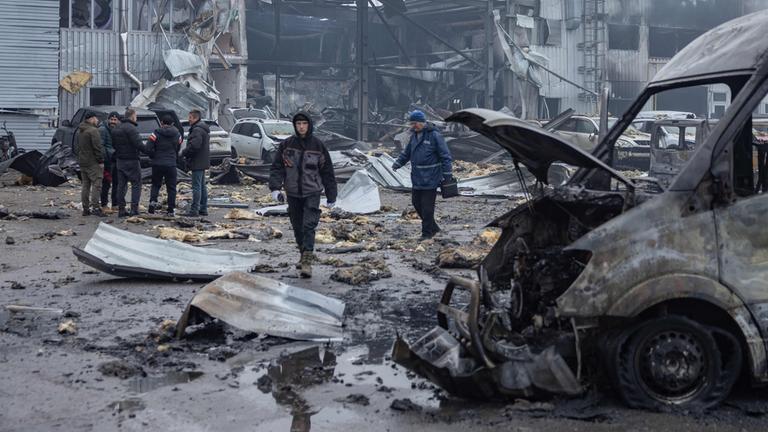 Anwohner begutachten am in Odessa beschädigte Autos und Häuser nach einem russischen Angriff am 13.02.2026.