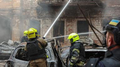 Ukrainische Rettungskräfte bei Löscharbeiten nach einem Raketeneinschlag. 