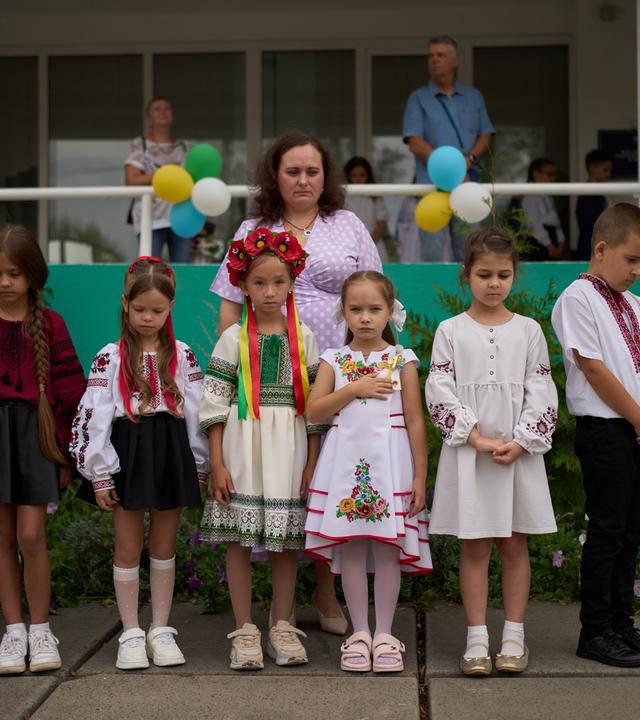 Kinder und Lehrer halten im Rahmen der traditionellen Feierlichkeiten zum Beginn des Schuljahres in Kiew eine Schweigeminute zum Gedenken an die gefallenen Soldaten ab.