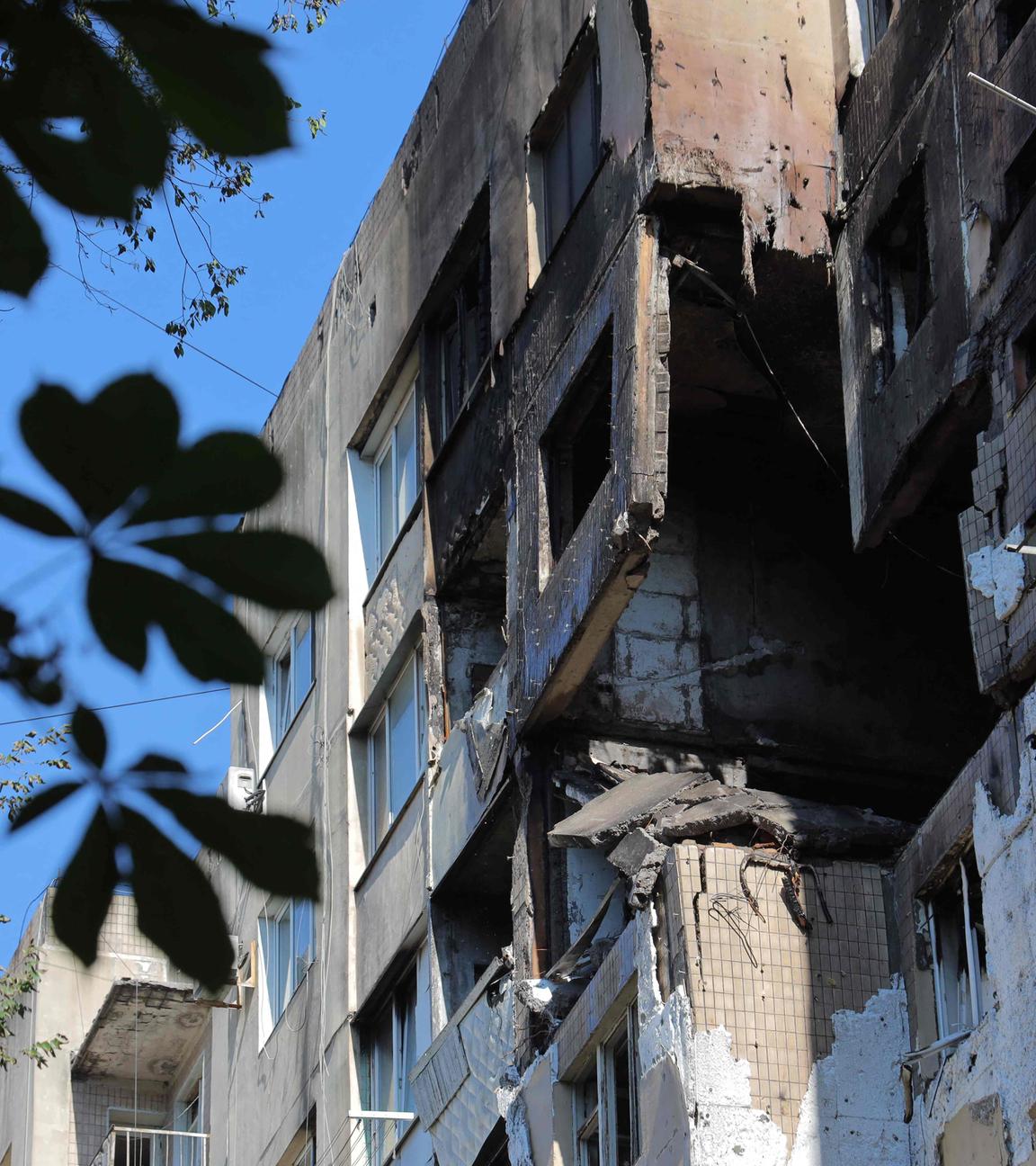 Dieses Foto zeigt ein mehrstöckiges Wohnhaus, nachdem es am 3. Juli 2025 im Zuge des russischen Einmarsches in der Ukraine von einem russischen Angriff getroffen wurde.