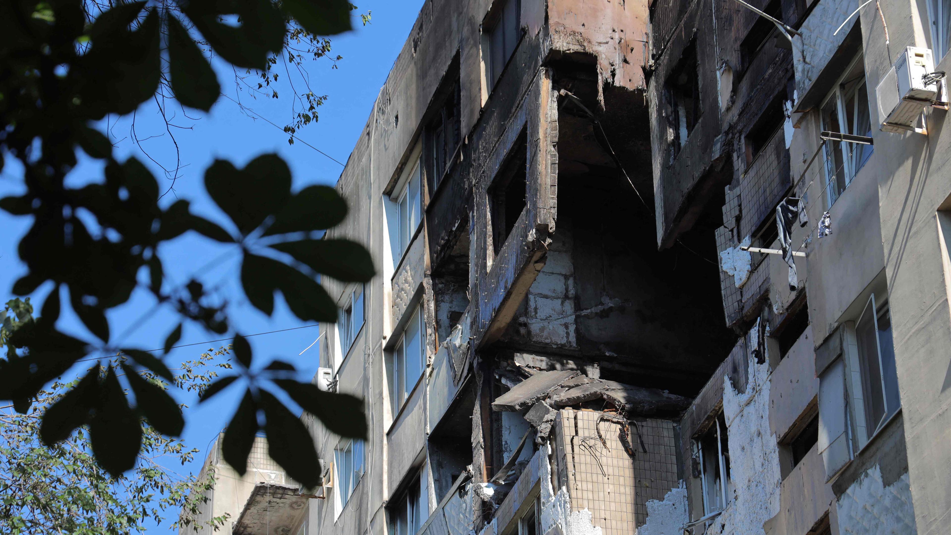 Dieses Foto zeigt ein mehrstöckiges Wohnhaus, nachdem es am 3. Juli 2025 im Zuge des russischen Einmarsches in der Ukraine von einem russischen Angriff getroffen wurde.