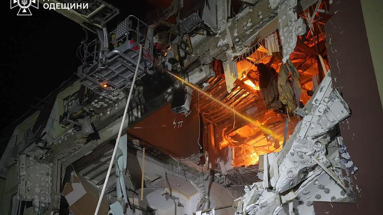 Ukraine: Odessa: Bei russischen Luftangriffen wurde ein Wohnhaus getroffen. Drei Menschen starben.