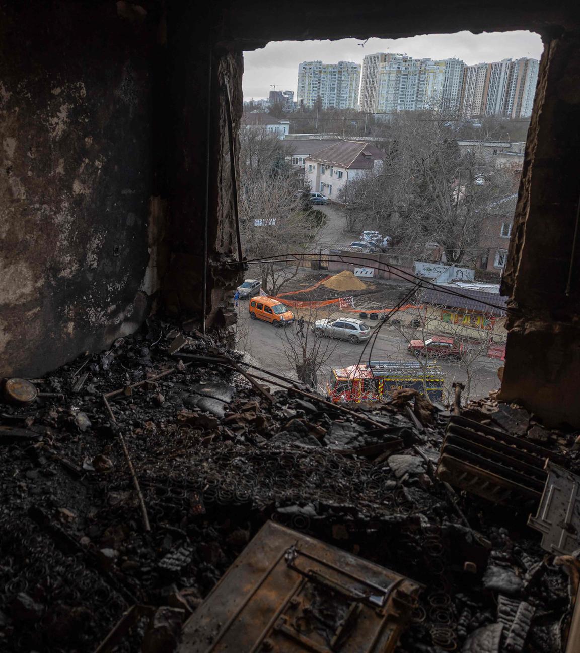 Ein zerstörtes Zimmer ohne Fenster, mit Blick auf Einsatzfahrzeuge auf der untenliegenden Straße, in Odessa, Ukraine, am 31.12.2025.