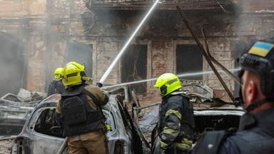 Ukrainische Rettungskräfte arbeiten an einem Wohnhaus in Odessa, das von russischen Raketen getroffen wurde. 