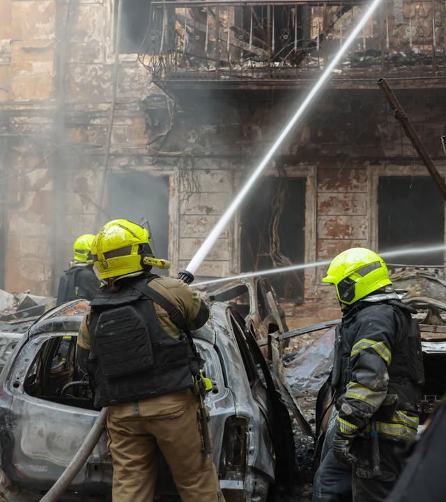 Ukrainische Rettungskräfte arbeiten an einem Wohnhaus in Odessa, das von russischen Raketen getroffen wurde. 