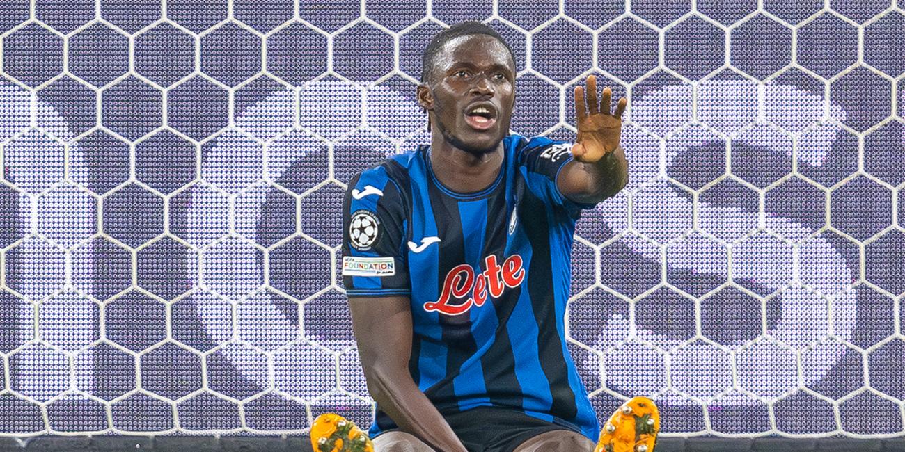 Bergamos Fußballer Odilon Kossounou sitzt auf dem Spielfeld am 02.10.2024 in Gelsenkirchen während der Champions League.