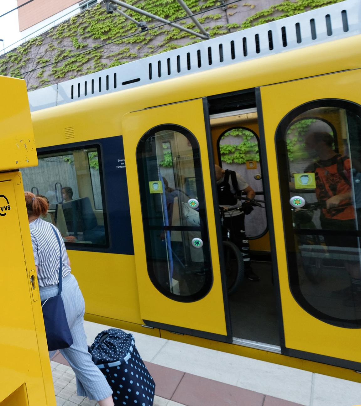 Ein Ticketautomat steht an einer Haltestelle einer U-Bahn in Stuttgart-Sillenbuch