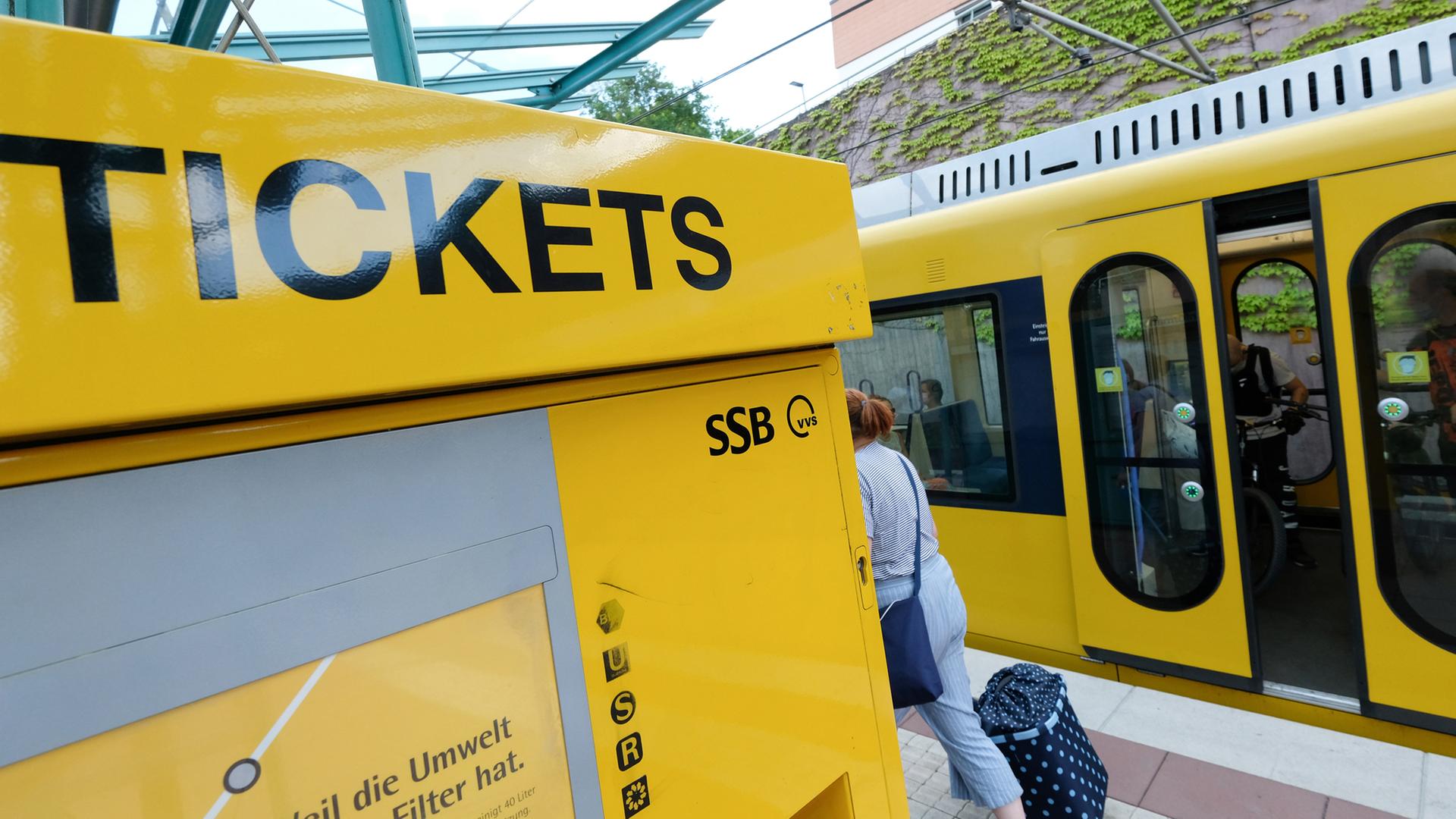 Ein Ticketautomat steht an einer Haltestelle einer U-Bahn in Stuttgart-Sillenbuch