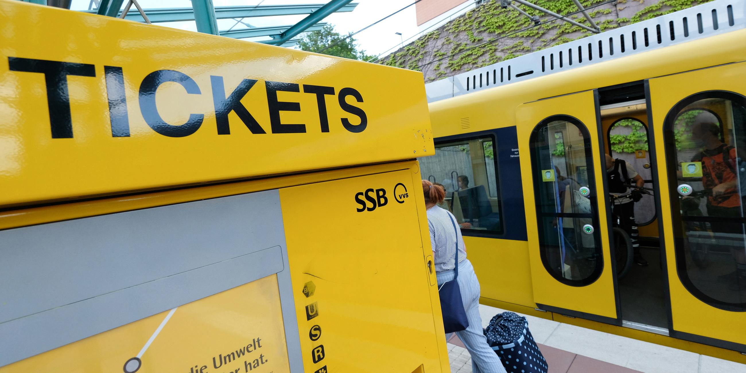 Ein Automat für Fahrkarten steht an der Haltestelle einer U-Bahn in Stuttgart-Sillenbuch.