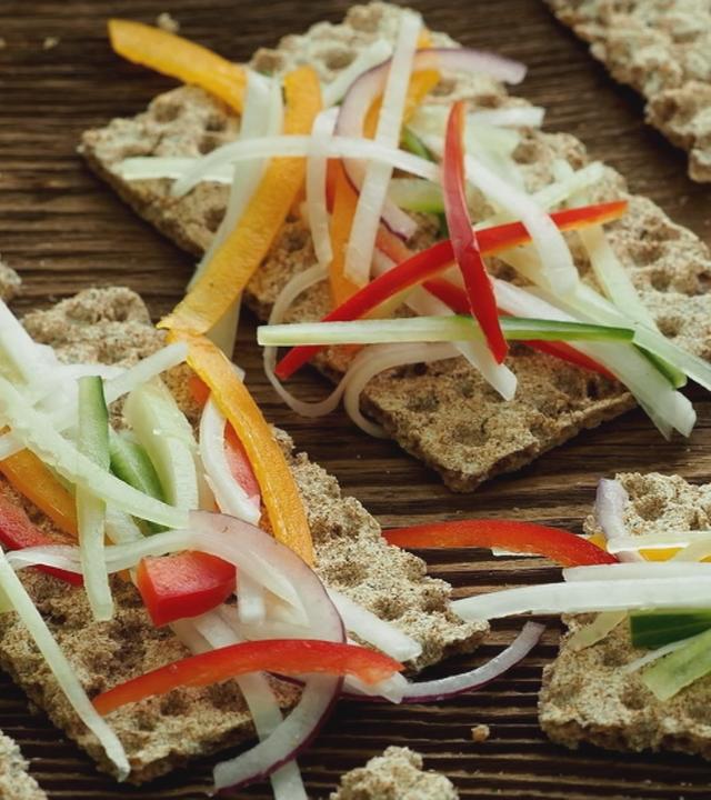 Knäckebrot mit Gemüse-Streifen belegt.
