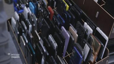 Viele Handys in einer Kiste