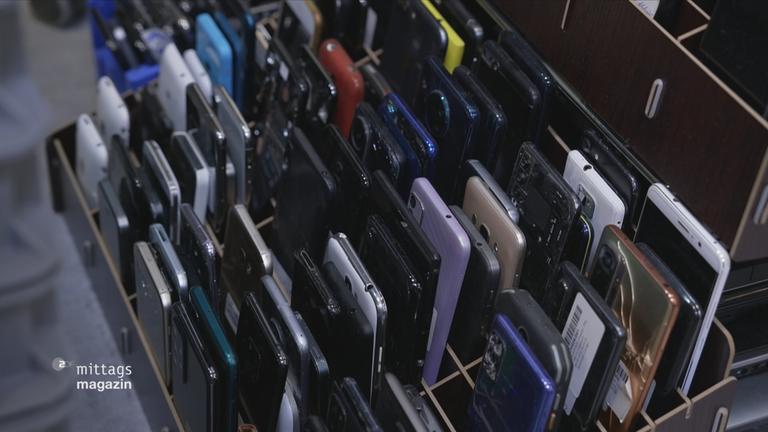 Viele Handys in einer Kiste