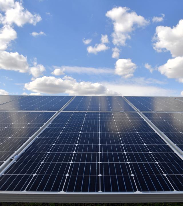 Archiv: Wolken stehen am blauen Himmel über dem neuen Solarpark "Phönix" der Stadtwerke Halle.