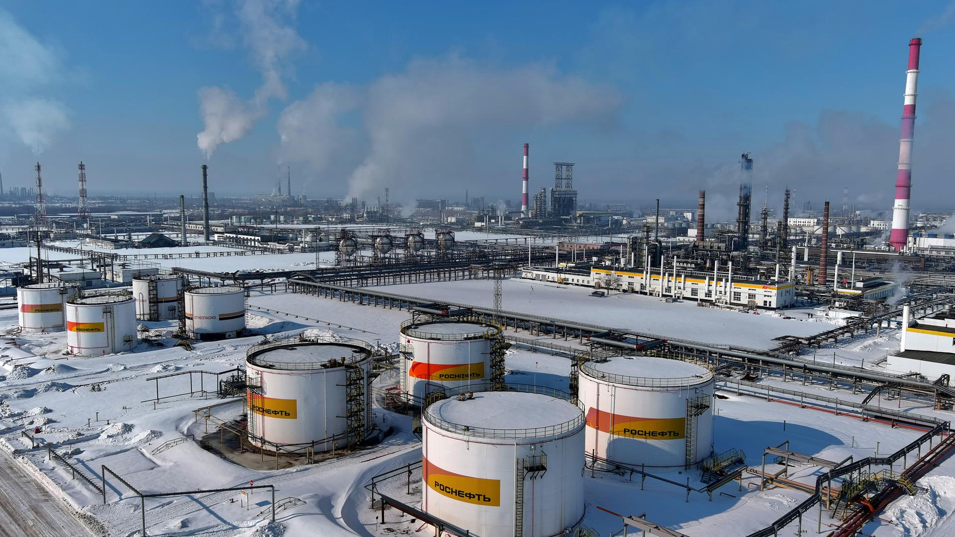 Eine Luftaufnahme der Novokuibyshevsk-Raffinerie, in der Samara Region, Archivbild