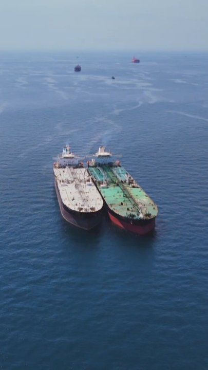 Zwei Tanker tauschen scheinbar Öl auf internationelen Seegebieten aus.