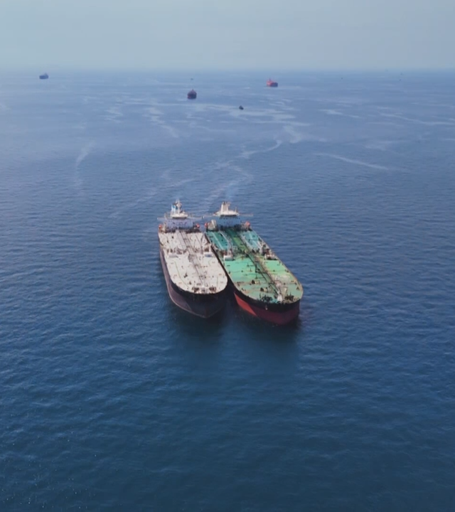 Zwei Tanker tauschen scheinbar Öl auf internationelen Seegebieten aus.