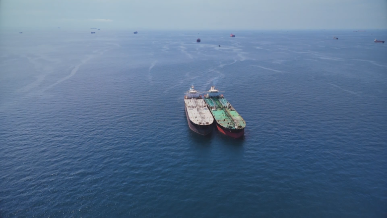 Zwei Tanker tauschen scheinbar Öl auf internationelen Seegebieten aus.