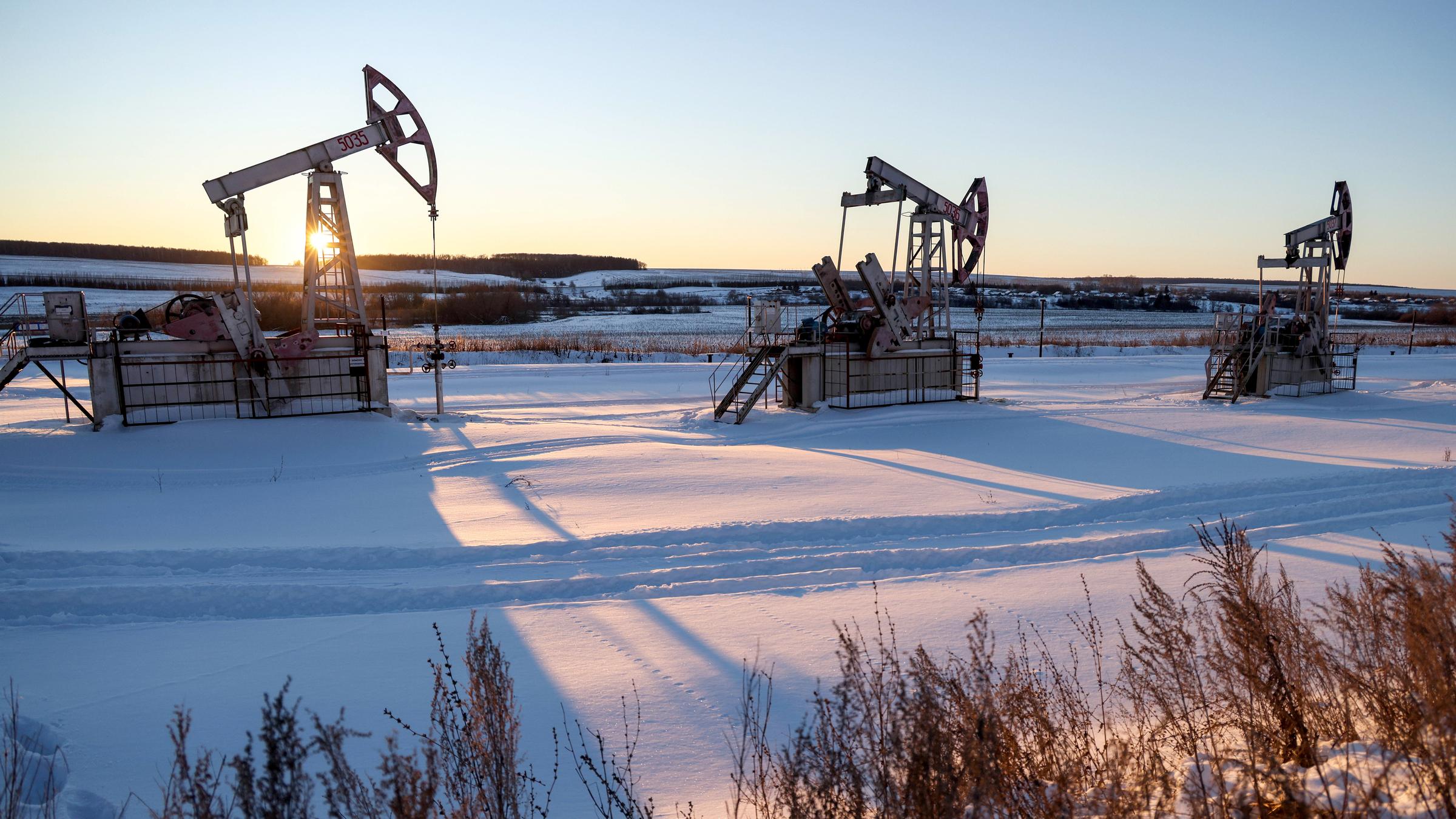 Erdölförderung nahe des Dorfes Blagodatnaya im Bezirk Nischnekamsk in der russischen Republik Tatarstan, aufgenommen am 16.01.2023