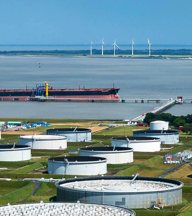 Ein Öltanker liegt an der Tankerlöschbrücke von Nord-West Oelleitung (NWO), im Vordergrund das Mineralöltanklager (Luftaufnahme mit einer Drohne), aufgenommen am 23.06.2025