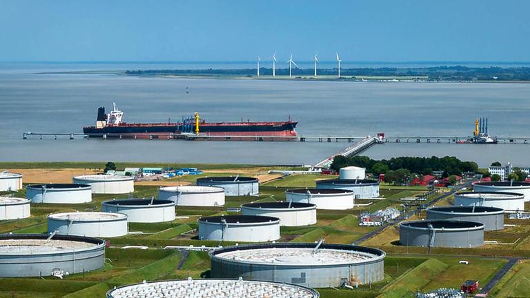 Ein Öltanker liegt an der Tankerlöschbrücke von Nord-West Oelleitung (NWO), im Vordergrund das Mineralöltanklager (Luftaufnahme mit einer Drohne), aufgenommen am 23.06.2025