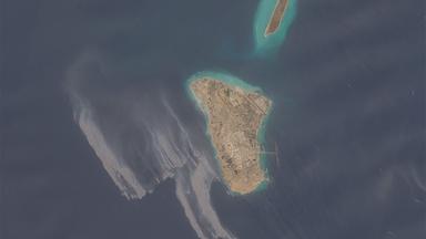 Dieses am 8. Mai 2026 auf der Grundlage von Copernicus-Sentinel-Daten erstellte Satellitenbild scheint einen Ölteppich zu zeigen, der sich vor der Küste der Insel Kharg – einem wichtigen Ölexportterminal des Iran – ausbreitet.