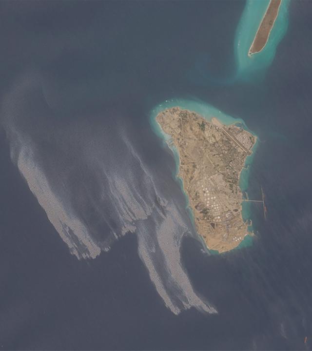 Dieses am 8. Mai 2026 auf der Grundlage von Copernicus-Sentinel-Daten erstellte Satellitenbild scheint einen Ölteppich zu zeigen, der sich vor der Küste der Insel Kharg – einem wichtigen Ölexportterminal des Iran – ausbreitet.