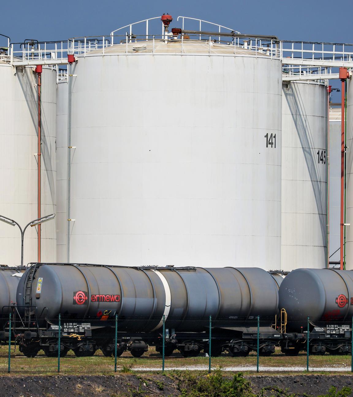 Tanklager fuer Mineraloelprodukte, aufgenommen am 23.04.2022 in Duisburg