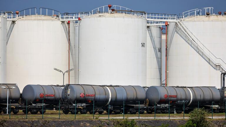 Tanklager fuer Mineraloelprodukte, aufgenommen am 23.04.2022 in Duisburg
