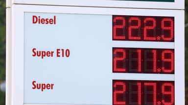 Während das Tanken für Verbraucher immer teurer wird, fahren Ölkonzerne Rekordgewinne ein.