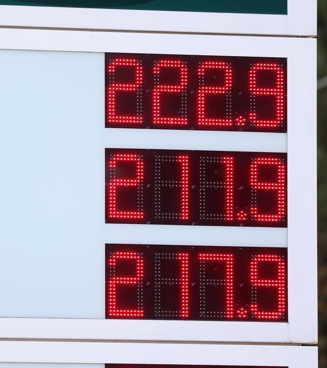 Während das Tanken für Verbraucher immer teurer wird, fahren Ölkonzerne Rekordgewinne ein.