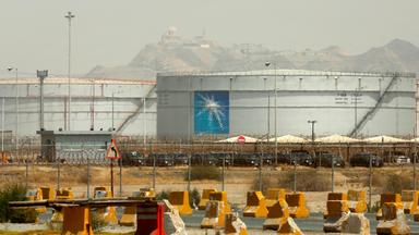 Lagertanks in der North Jiddah Bulk Plant, einer Ölanlage von Aramco.